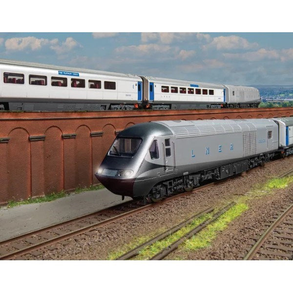 Hornby R30215-W HM Queen Elizabeth II Platinum Jubilee HST Train Pack w/Coaches Combo