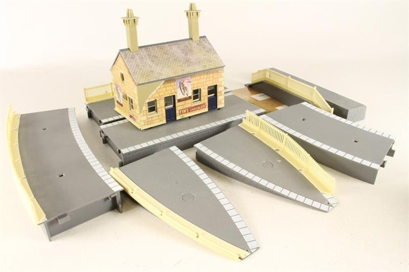 Hornby R8000 Country Station OO gauge - Hobby City NZ