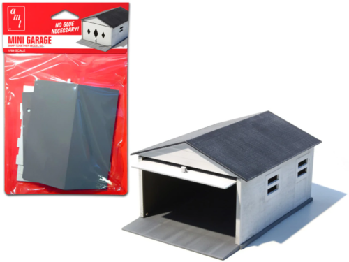 AMT 1361 1/64 Mini Garage SNAP Kit (8120462246125)